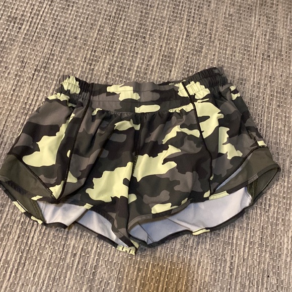 LULULEMON HOTTY HOT SHORTS IN CAMOUFLAGE CAMO - Picture 1 of 2